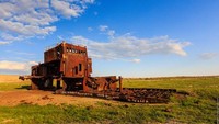 Kisah kota Moynaq di bagian utara Uzbekistan, masuk dalam wilayah otonomi Karakalpakstan. Kota Moynaq dinilai punya pemandangan paling aneh di dunia. Yaitu bangkai-bangkai kapal di tengah-tengah padang pasir. Istimewa/Denis Frantsouzov/aboutkazakhstan.com.
