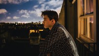 Di teaser foto EXODUS, Suho bergaya di balkon sebuah gedung dengan penampilan yang lebih dewasa. (Foto: Dok. SM Entertainment)