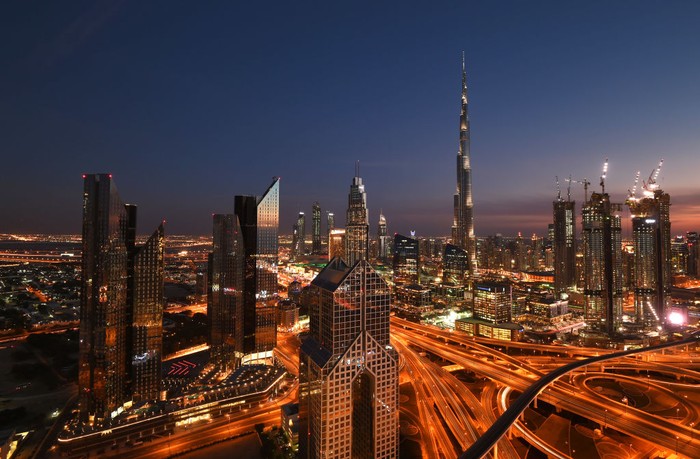 Dubai merupakan kawasan yang memiliki peradaban modern. Gemerlap kota Dubai di kala malam pun membuat kota ini jadi salah satu kota tak pernah tidur di dunia.