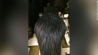 Apa yang membuat bulu kasuari begitu berkilau? Tidak seperti burung-burung mengkilap lainnya, seperti kolibri atau burung gagak, kilau bulu kasuari dihasilkan oleh rachis atau tulang belakang bulu. Bukan dari barbul atau filamen kecil yang menempel di bulu