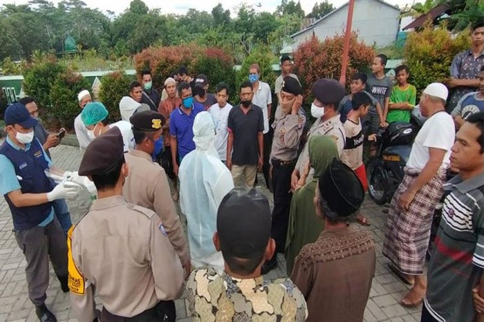 Petugas saat menenangkan sejumlah warga Kapuas Timur yang menolak pemakaman PDP COVID-19 (ANTARA/ HO-Polsek Kapuas Timur)