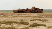 Kota Moynaq dijuluki kota mati karena pelan-pelan terus ditinggalkan. Namun satu pemandangan yang tertinggal di sana, adalah bangkai-bangkai kapal di atas padang pasir. Istimewa/Denis Frantsouzov/aboutkazakhstan.com.