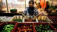 Sejak hari pertama puasa, harga bawang merah telah naik 16,8%. Kenaikan harga bawang merah salah satunya dikaitkan dengan menipisnya stok di pasaran.