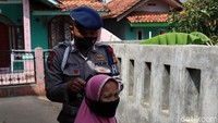 Personel Brimob juga mensosialisasikan pemakaian masker untuk mengantisipasi penyebara virus Corona.