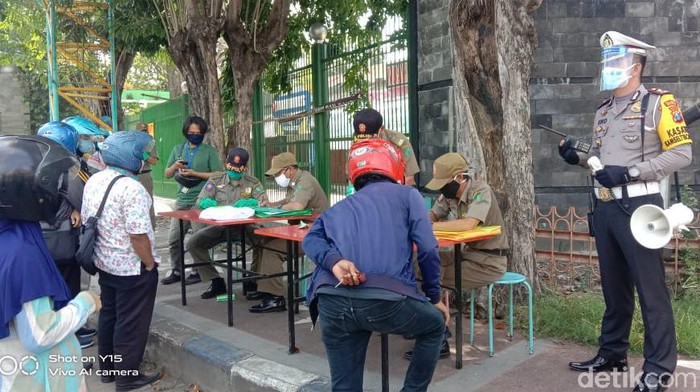 Selama PSBB Sidoarjo jilid 2,  warga yang akan melewati pos check point harus memiliki surat keterangan dari RT/RW. Warga yang tak memiliki surat tersebut akan terjaring razia.