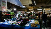 Biasanya, H-7 jelang Idul Fitri warga sudah memadati pasar untuk membeli kebutuhan.