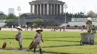 Hanoi di minggu ini membuka kembali tempat-tempat bersejarahnya bagi para pengunjung. Beberapa pembatasan tetap berlaku di Kota Ho Chi Minh. Tapi ada pencabutan larangan terhadap fasilitas hiburan tertentu dan bisnis yang tidak penting, seperti pub, bioskop, dan spa