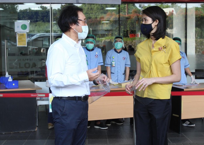 Itochu Indonesia Donasikan 2000 Face Shield untuk Siloam Hospita Presdir PT. Itochu Indonesia Yasuhiko Asada (kedua dari kiri) berbincang dengan Wakil Presdir PT Siloam International Hospitals Tbk Caroline Riady (tengah) saat Itochu Indonesia mendonasikan 2000 Face Shield untuk Siloam Hospitals Group, Karawaci, Jumat 15 Mei 2020. Donasi Face Shield ini diperutukan APD bagi tim medis yang berada di garda terdepan.