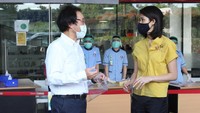 Presdir PT. Itochu Indonesia Yasuhiko Asada berbincang dengan Wakil Presdir PT Siloam International Hospitals Tbk Caroline Riady (kemeja kuning) saat penyerahan donasi 2.000 Face Shield di Karawaci, Tangerang, Banten. dok. Siloam Hospital Group