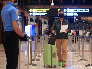 Buntut Penumpang Garuda Positif Corona, Keberangkatan Pesawat Dievaluasi
