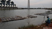 Beberapa warga terlihat menghabiskan waktu dengan memancing di sekitar masjid.