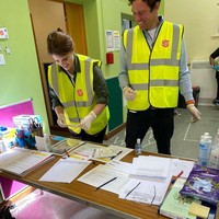 Putri Eugenie dan Jack Brooksbank terlihat mengenakan rompi relawan dan membantu mendata serta membungkus suplai makanan. Keduanya tampak melakukan tugas mereka dengan senyum lebar. Foto: Instagram/@princesseugenie