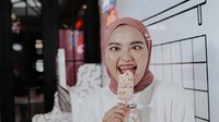 Pose kocaknya itu terlihat pada foto ini di mana, Indira Kalistha berpose dengan es krim stik rasa strawberry. Foto: Instagram @indirakalistha