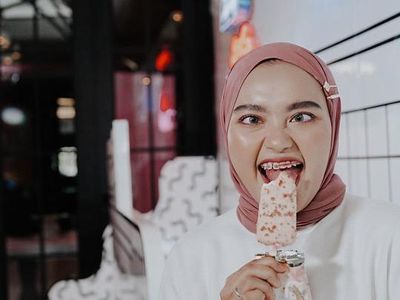 Intip Pose Kocak Kulineran Indira Kalistha, Selebgram yang Sepelekan Corona