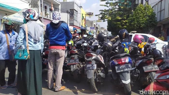 Jalan protokol ditutup, warga berkerumun seperti kegiatan car free day