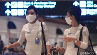 Para kru dan awak kabin bergegas memasuki area terminal 2 gate 5, Bandara Soekarno Hatta.