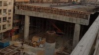 Jalan raya yang dikenal sebagai Raja Salman Axis ini sangat dekat dengan tempat tinggal warga setempat. Sekilas proyek ini seperti terhubung dengan bangunan sekitar. Foto: Dok. BoredPanda.