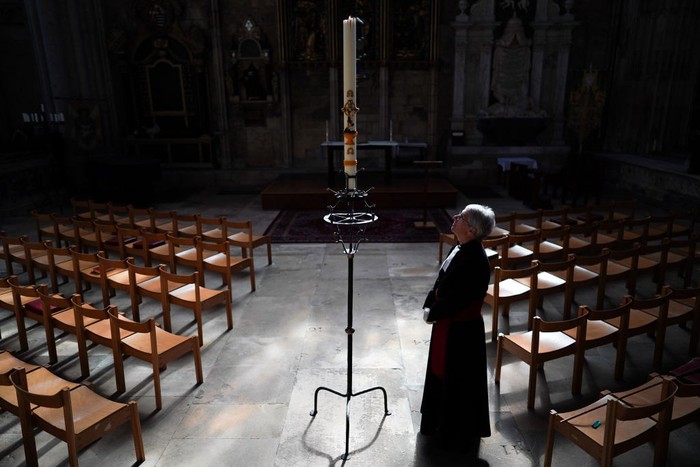 Nyala Lilin Paskah Tandai Dibukanya Gereja York Minster di Inggris Gereja Katedral York Minster di Inggris kembali dibuka setelah sempat ditutup untuk mengantisipasi virus Corona. Nyala lilin Paskah menandai pembukaan gereja tersebut