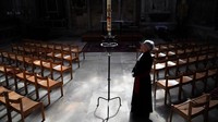 Lilin Paskah dinyalakan di tengah-tengah Gereja York Minster.