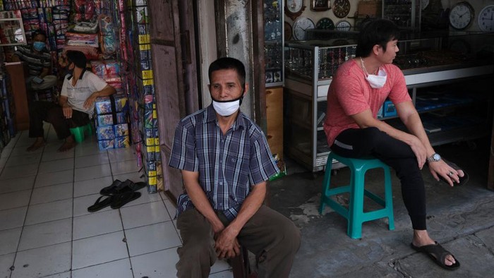 Indonesia melonggarkan beberapa kebijakan di masa pandemi Corona seperti membuka kembali moda transportasi. Meski begitu, kaum buruh dan pedagang tetap bekerja keras.