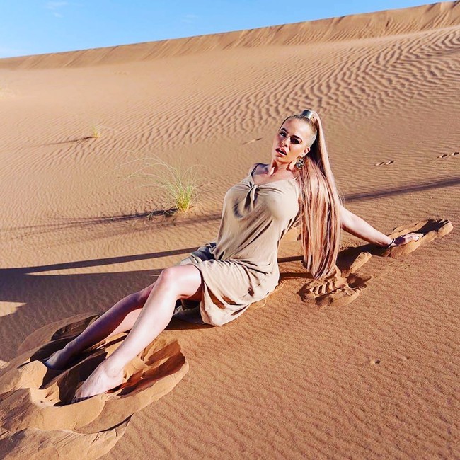 Meski begitu, dia tidak diizinkan berada di Manilla lama-lama karena turis tidak ada yang boleh menginap di hotel. Amanda kemudian mencari penerbangan ke Bangkok dan lanjut pulang ke Inggris. Akhirnya, Amanda menerima hasil tesnya, dan dia dinyatakan positif Corona. Hasilnya memakan waktu 10 hari untuk akhirnya aku bisa kembali dan dikonfirmasi bahwa aku positif Corona. Saat ini aku sudah kembali ke London, ucap Amanda yang saat ini melakukan penyembuhan di rumahnya di London, Inggris.  Foto: Instagram @instamanda_lauren