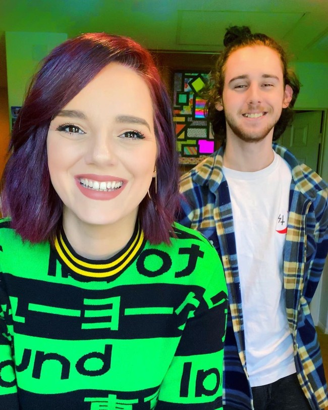 Dayna yang seorang fotografer profesional belakangan memang sering posting video di TikTok. Ia pun kerap kali melibatkan Julian, anaknya yang berumur 17 tahun. Dayna tak menyangka jika netizen malah menyangka jika Julian adalah pacar atau kakaknya. Foto: Instagram @dayduh