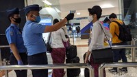 Tidak hanya penumpang, para pramugari juga harus menjalani pemeriksaan kesehatan sebelum melayani penerbangan.