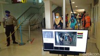 Sesampai di Pelabuhan Tanjung Emas juga diwajibkan melintasi thermal scanner.