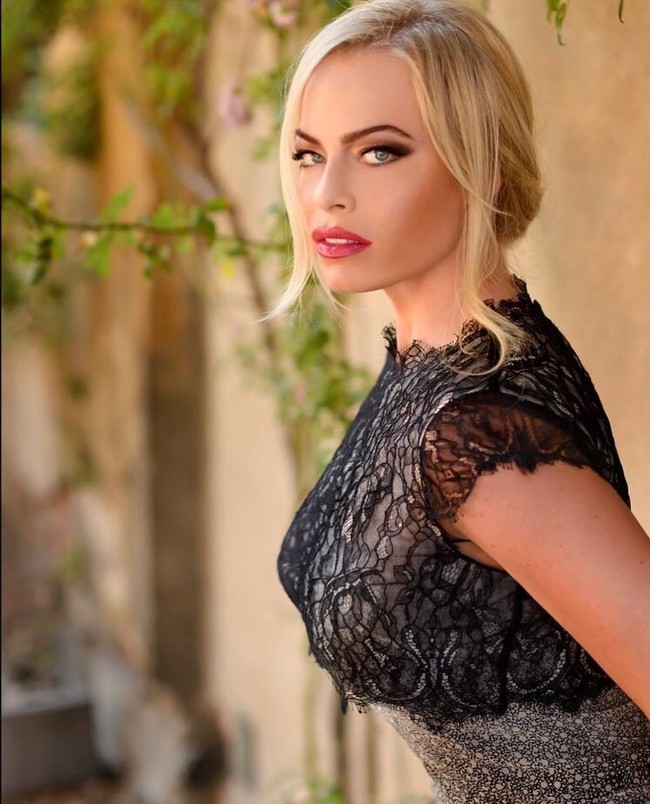 Sesampainya di sana, sang influencer yang sudah melakukan perjalanan ke 45 negara itu semakin sakit. Tanda infeksi Corona pun semakin kuat karena kehilangan indera perasanya. Mimpi buruknya pun dimulai. Amanda diminta keluar dari hotel tempatnya menginap agar segera melakukan tes Corona.  Foto: Instagram @instamanda_lauren