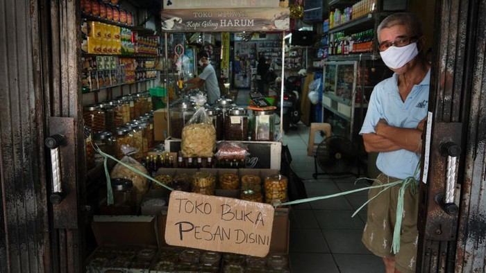 Potret Lesu Jakarta di Masa Pandemi Indonesia melonggarkan beberapa kebijakan di masa pandemi Corona seperti membuka kembali moda transportasi. Meski begitu, kaum buruh dan pedagang tetap bekerja keras.