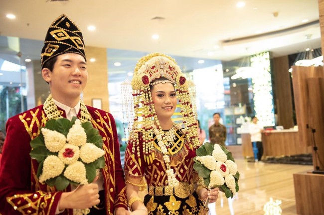 Salah satu wanita yang mujur berkenalan dengan pria dari Korea ini adalah Tara Erin. Bukan hanya berkenalan Tara bahkan dinikahi dan kini sukses menjadi YouTuber bersama suaminya yang asal Korea Selatan, Jeon Sang Wan atau akrab disapa Woni. Keduanya memiliki channel YouTube bernama Tarawoni TV yang sudah memiliki lebih dari 229 ribu subscriber. Berbagai unggahan video Tara dan Woni kerap membuat netizen baper dan gemas dengan tingkah mereka sebagai pasangan. Foto: Instagram/taraerind