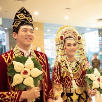 Salah satu wanita yang mujur berkenalan dengan pria dari Korea ini adalah Tara Erin. Bukan hanya berkenalan Tara bahkan dinikahi dan kini sukses menjadi YouTuber bersama suaminya yang asal Korea Selatan, Jeon Sang Wan atau akrab disapa Woni. Keduanya memiliki channel YouTube bernama Tarawoni TV yang sudah memiliki lebih dari 229 ribu subscriber. Berbagai unggahan video Tara dan Woni kerap membuat netizen baper dan gemas dengan tingkah mereka sebagai pasangan. Foto: Instagram/taraerind