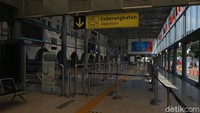 Atas aturan larangan mudik, PT Kereta Api Indonesia (Persero) melakukan penyesuaian operasional perjalanan Kereta Api (KA). Kereta jarak jauh dan kereta lokal di Daop 1 Jakarta tidak dioperasikan sementara seiring dengan kebijakan pemerintah yang resmi memberlakukan larangan mudik di masa pademi virus Corona.