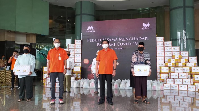 CT Corp bersama Bank Mega menyalurkan 16.000 bantuan sembako.
