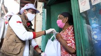 Relawan Indonesia Bersatu Lawan Covid-19 dan Gugus Tugas Percepatan Penanganan Covid-19 serta dunia usaha dalam memberikan bantuan jaring pengaman sosial kepada warga yang belum tersentuh. Sebelumnya, Relawan Indonesia Bersatu juga telah membagikan 25.000 paket sembako serta 2,1 juta masker dari 10 juta masker yang tersedia. dok. Relawan COVID-19