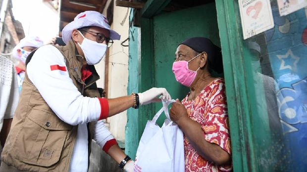 Relawan Indonesia Bersatu Lawan Covid-19 yang dikomandoi Sandiaga Salahuddin Uno terua membantu pemerintah dalam mempercepat penanganan wabah Covid-19. Kali ini, Sandiaga Uno menyalurkan 350 paket bantuan sosial kepada pembuat tempe dan 'manusia gerobak' yang terdampak wabah Covid-19 di RT 016/01 Kelurahan Tebet Barat, Kecamatan Tebet, Jakarta Selatan.