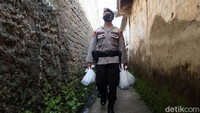 Sembako ini diberikan kepada warga yang belum tersentuh bantuan dari pemerintah dan tidak memiliki bantuan pemerintah seperti Program Keluarga Harapan (PKH) dan Bantuan Pangan Non Tunai (BPNT).