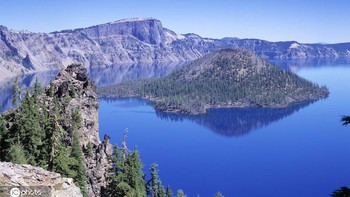 Taman Nasional Danau Crater di Amerika Serikat. Berada di Cascade Mountain, di ketinggian 1.950 meter di barat daya Oregon, AS, menyembunyikan pemandangan  unik. Foto: Sina Mobile