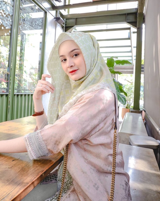 Bersama suaminya, Adhiguna, Sabrina Sosiawan, selebgram cantik itu membuat channel YouTube bernama Adhiguna dan Sabrina. Konten perdana mereka adalah mengunggah tiga video seri mengenai pernikahan mereka.  Isi konten video tersebut menampilkan hubungan dan pernikahan mereka di mana mempelai wanitanya yaitu Sabrina masih berusia 16 tahun. Foto: instagram @sabrinasosiawan