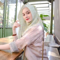 Bersama suaminya, Adhiguna, Sabrina Sosiawan, selebgram cantik itu membuat channel YouTube bernama Adhiguna dan Sabrina. Konten perdana mereka adalah mengunggah tiga video seri mengenai pernikahan mereka.  Isi konten video tersebut menampilkan hubungan dan pernikahan mereka di mana mempelai wanitanya yaitu Sabrina masih berusia 16 tahun. Foto: instagram @sabrinasosiawan