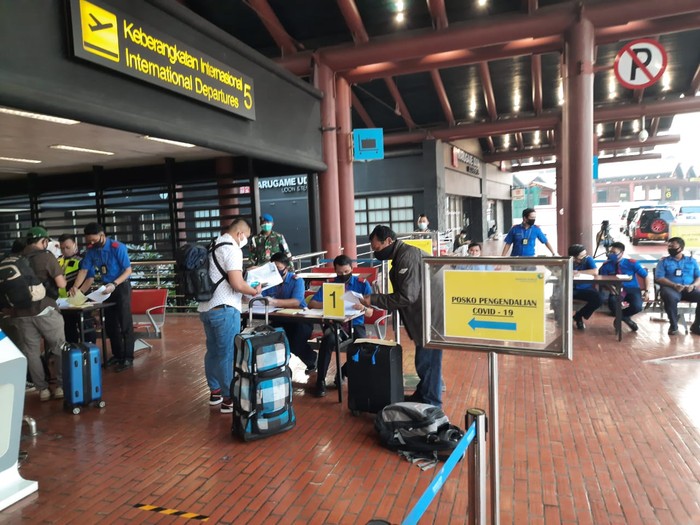 Suasana aktivitas penumpang di Bandara Soetta pada Jumat, 15 Mei 2020 pagi