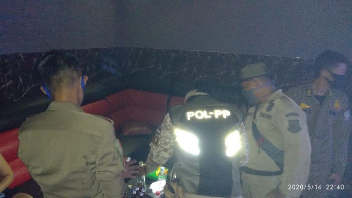 Tempat Karaoke di Serpong Beroperasi saat PSBB, 11 Pemandu Lagu Diamankan