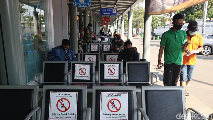 Kebijakan larangan mudik resmi diberlakukan hari ini. Suasana di Stasiun Pasar Senin terlihat sepi.