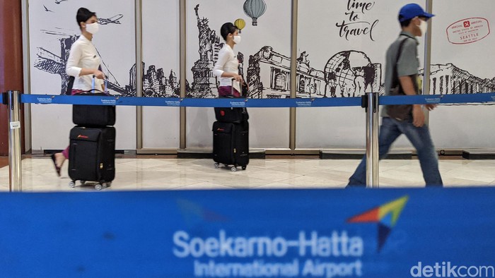 Kemenhub membuka kembali layanan penerbangan domestik di Bandara Soekarno Hatta. Awak kabin pun kembali sibuk melayani penerbangan terbatas untuk rute domestik.