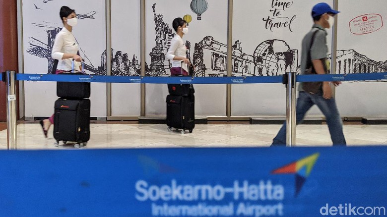 Kemenhub membuka kembali layanan penerbangan domestik di Bandara Soekarno Hatta. Awak kabin pun kembali sibuk melayani penerbangan terbatas untuk rute domestik.