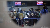 Pada periode PPKM sebelumnya, pemerintah hanya menetapkan kedatangan WNI dari luar negeri melalui Bandar Udara Soekarno Hatta di Provinsi Banten dan Sam Ratulangi di Provinsi Sulawesi Utara. Dalam aturan terbaru, pemerintah membuka akses Bandara Raja Haji Fisabilillah di Provinsi Kepulauan Riau untuk kedatangan WNI (Ari Saputra/detikcom)