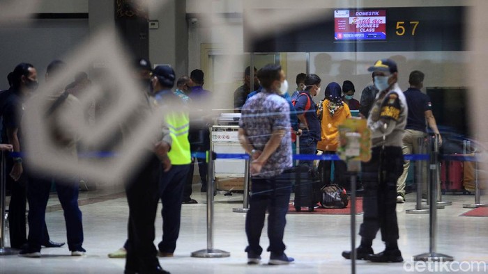 Kepadatan penumpang sempat terjadi di Bandara Soekarno Hatta (Soetta) kemarin. Namun hari ini pada pukul 06.00 WIB, suasana di bandara tersebut tak seramai kemarin.