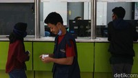 Jika sudah lengkap, calon penumpang melapor ke Posko Gugus Tugas COVID-19 yang tersedia di stasiun penjualan tiket untuk menyerahkan berkas. Jika sudah diverifikasi, calon penumpang akan mendapatkan Surat Izin dari Satgas COVID-19 dua rangkap. Lembar pertama diberikan ke petugas loket saat akan membeli tiket dan lembar kedua ditunjukkan kepada petugas pada saat boarding. Surat Izin tersebut berlaku hanya untuk satu kali perjalanan.