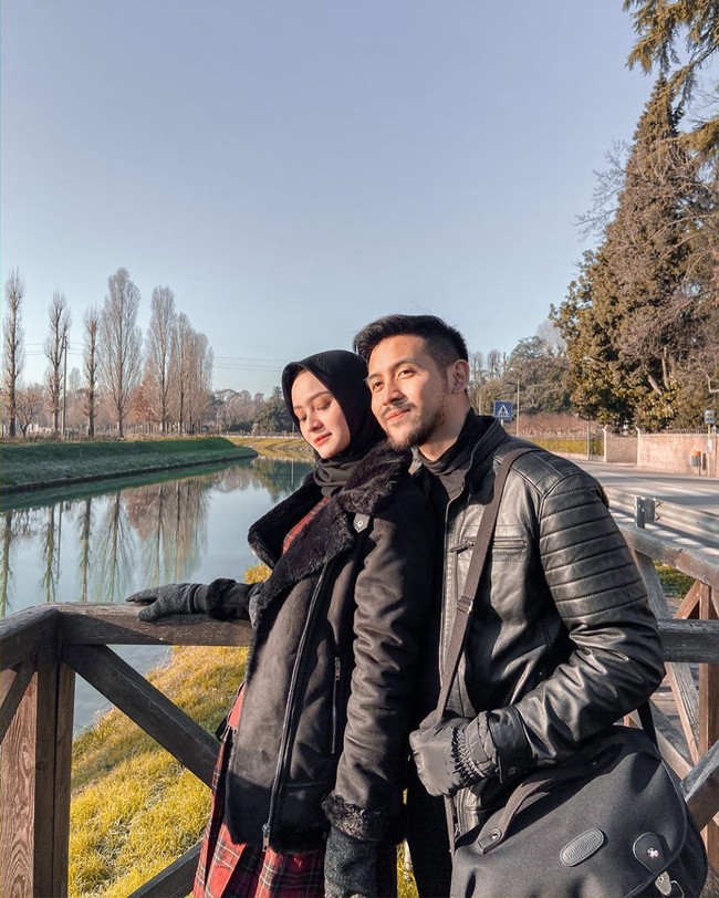 Setelah menikah, Sabrina dan Adhiguna kerap membagikan foto-foto hangat dan kemesraan mereka. Tak sedikit warganet yang menyebut keduanya merupakan potret couple goals.  Foto: instagram @sabrinasosiawan