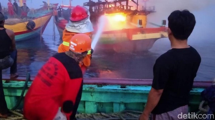 Dua kapal cantrang terbakar di Rembang